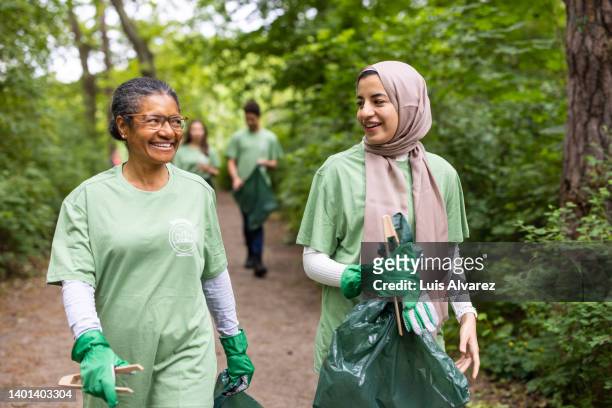 women working as volunteers in saving the environment from garbage - arab community life bildbanksfoton och bilder
