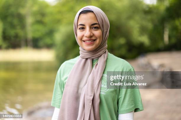 portrait of muslim woman volunteer working in nature - arab people stock pictures, royalty-free photos & images