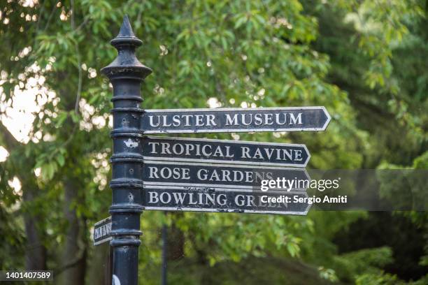 ulster museum, tropical ravine, rose gardens, bowling green sign post - belfast foto e immagini stock