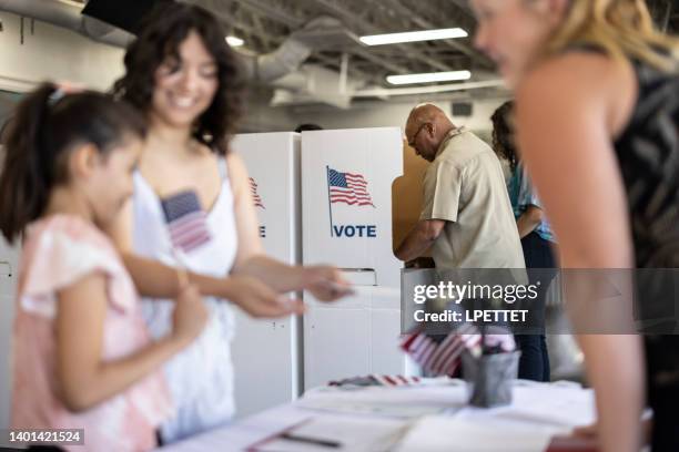 personas de la votación - ballot box fotografías e imágenes de stock