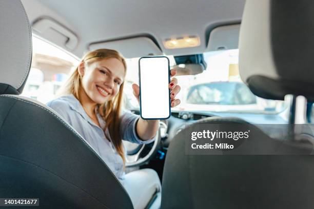 woman in the car, holding smartphone. chroma key. - tonen stockfoto's en -beelden