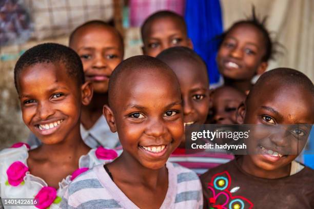 gruppe glücklicher afrikanischer kinder, waisenhaus in nairobi, kenia, ostafrika - entwicklungsland stock-fotos und bilder