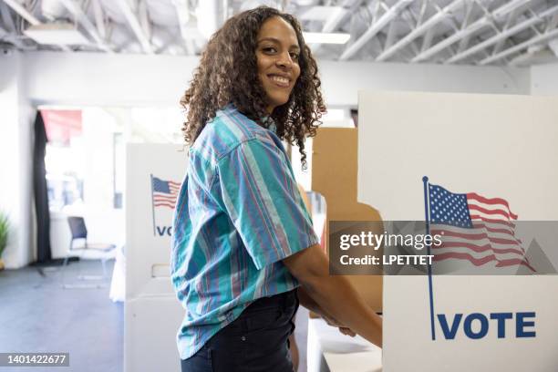 people voting - circunscrição eleitoral imagens e fotografias de stock