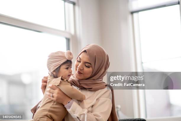 madre musulmana e il suo bambino - muslim family foto e immagini stock