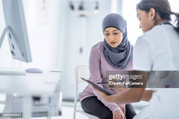 reunião do médico com um paciente muçulmano - arab women fat - fotografias e filmes do acervo