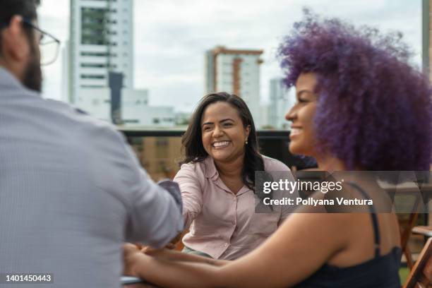 estrechar las manos en reuniones de negocios - purple hair fotografías e imágenes de stock