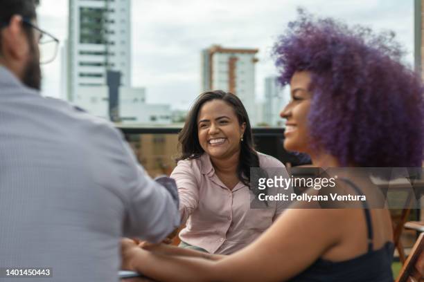 handshake at business meeting - purple hair stockfoto's en -beelden