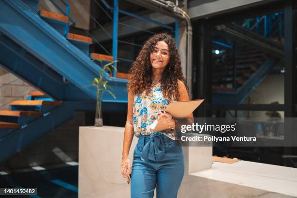 receptionist smiling - concierge stockfoto's en -beelden