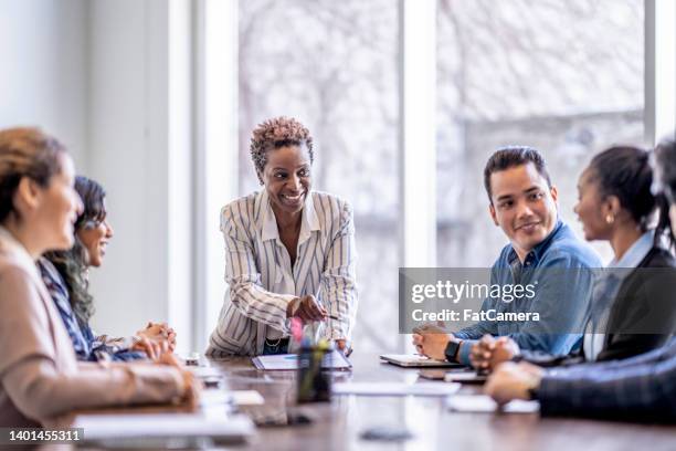 brainstorming nelle un incontro di lavoro - manager foto e immagini stock