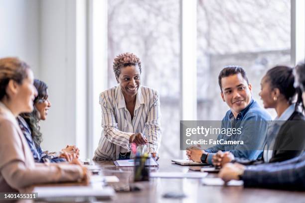 brainstorming in a business meeting - boss and employee stockfoto's en -beelden