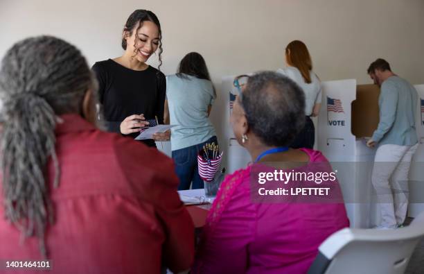 people voting - stemdistrict stockfoto's en -beelden