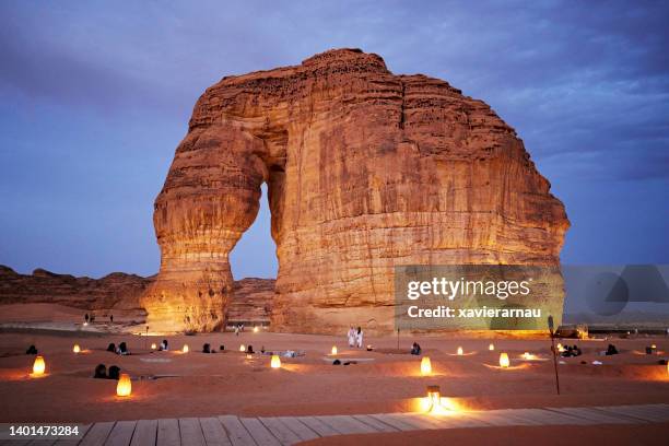 rocha dos elefantes ao crepúsculo, arábia saudita - alula saudi arabia - fotografias e filmes do acervo