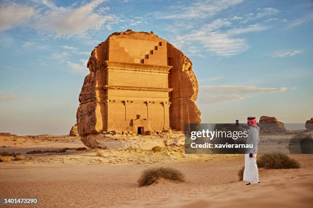 local saudi man photographing iconic rock-cut architecture - mada'in saleh stockfoto's en -beelden