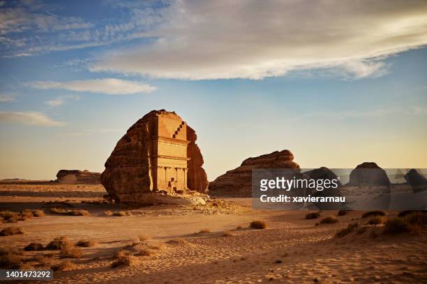tomb of lihyan, son of kuza, at hegra in saudi arabia - mada'in saleh stockfoto's en -beelden