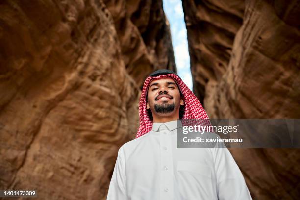 porträt eines jungen saudischen mannes bei the siq, hegra - saudi guy stock-fotos und bilder