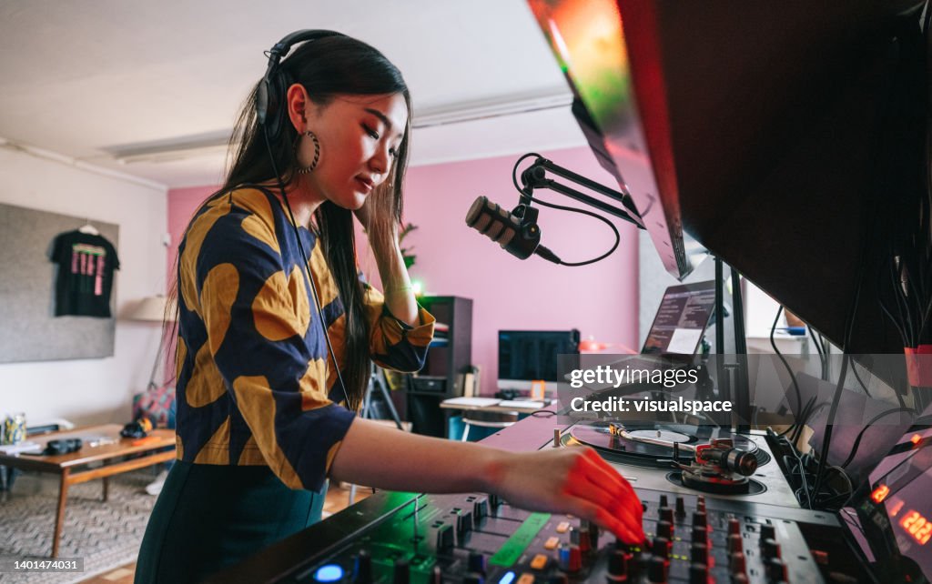Junge DJ, die ein Online-Musikset für ihre Zuhörer macht