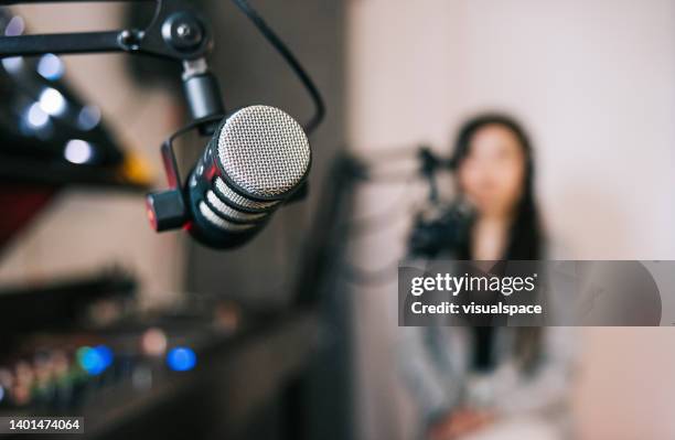 microphone de station de radio dans un studio d’enregistrement - présentateur de journal photos et images de collection