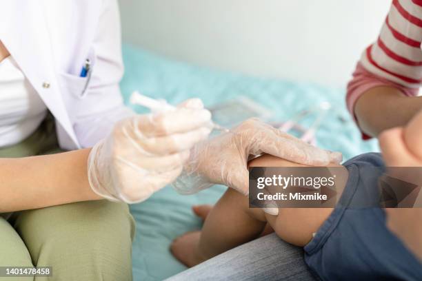 Handing Shot Nurse Handing Baby To Mom Photos and Premium High Res Pictures - Getty ...