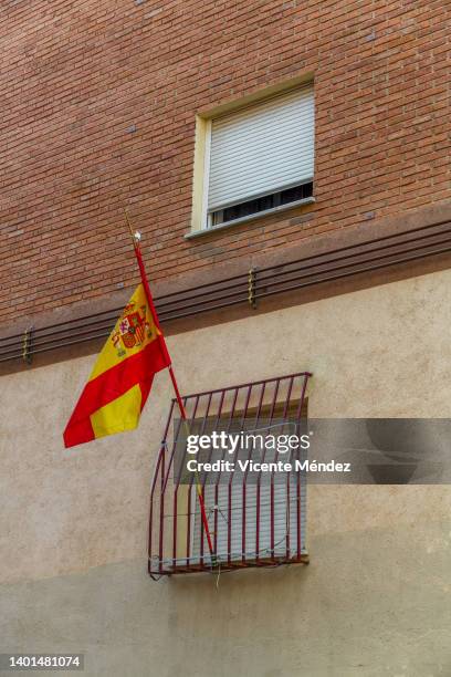 window of a patriot's house - bandera españa fotografías e imágenes de stock