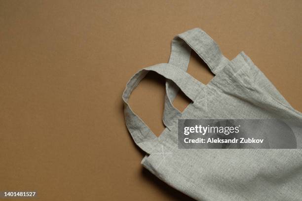 reusable shopping bag on a beige background or table. a biodegradable bag or string bag made of recyclable material. the concept of protection, care and environmental protection. secondary use. sustainable lifestyle, consumerism. life without plastic. - tela ruvida foto e immagini stock