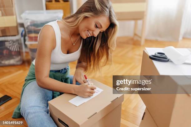 boîtes d’étiquetage pour femmes - étiqueter photos et images de collection