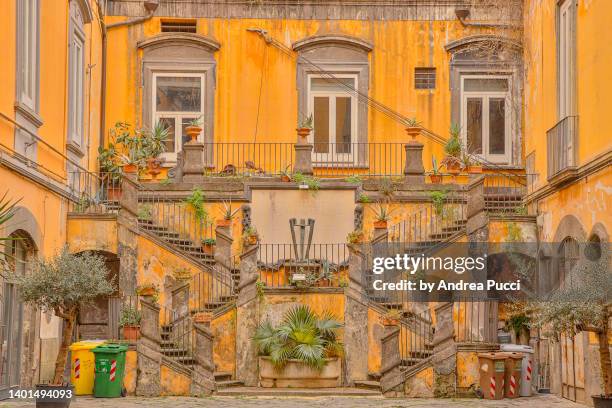 courtyard, spaccanapoli, naples, campania, italy - 拿坡利 個照片及圖片檔