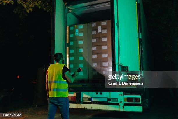 health and safety inspector inspecting produce load during nightshift - night delivery stock pictures, royalty-free photos & images