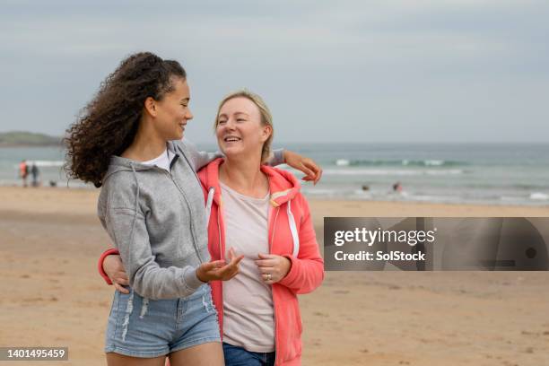 ich liebe sie! - junge 13 jahre oberkörper strand stock-fotos und bilder