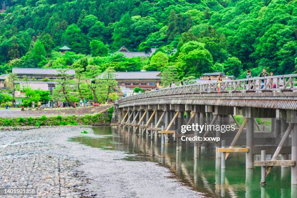 佐賀野と嵐山を流れる桂川に架かる東渓京橋(京都市) - 渡月橋 ストックフォトと画像
