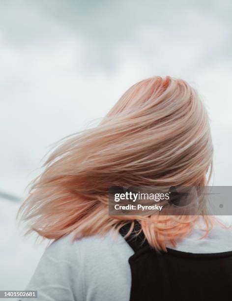 colore dei capelli arancione pastello - scuotere i capelli foto e immagini stock