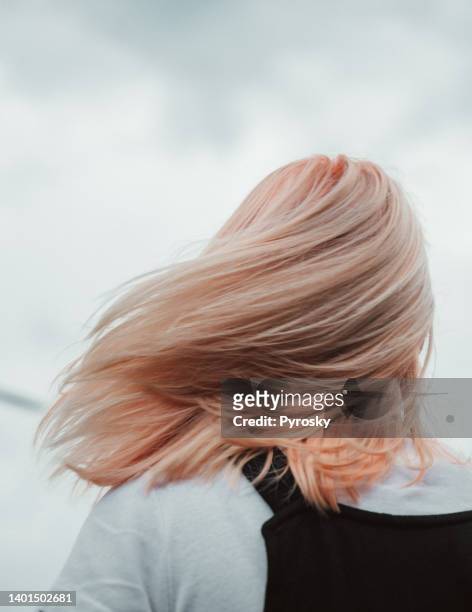 pastel orange hair color - women in suspenders 個照片及圖片檔