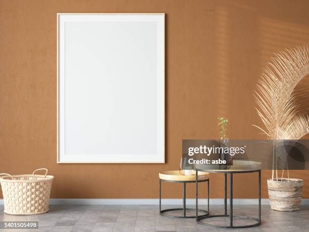 cadre photo vide avec mur beige et accessoires - affiche mur photos et images de collection