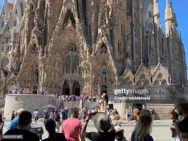 photographing the segrada familia - sagrada família imagens e fotografias de stock