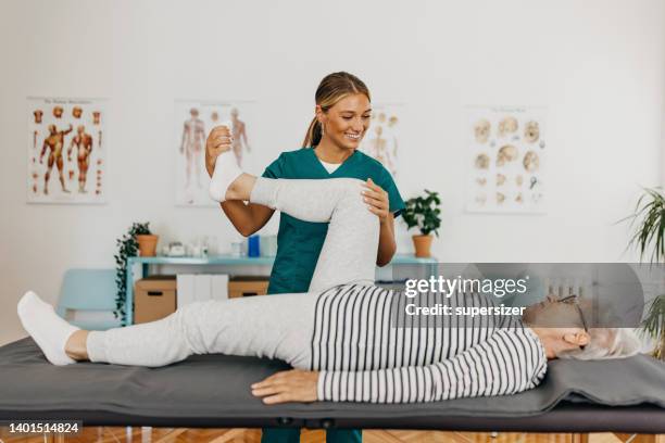 ihre knie-neeeds-übung - physiotherapist stock-fotos und bilder