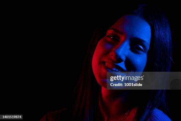 woman with red and dark blue gel lighting. - gel effect lighting 個照片及圖片檔