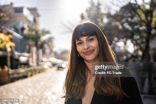 retrato de uma jovem ao ar livre - franja estilo de cabelo - fotografias e filmes do acervo