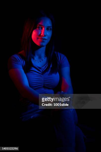 赤と濃い青のゲル照明の女性。 - ゲル効果 ストックフォトと画像