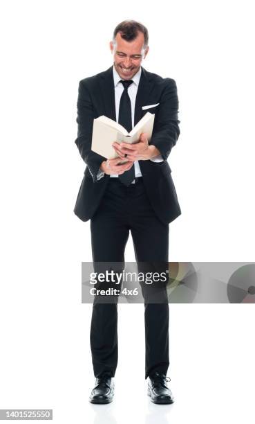 joven estudiante caucásico de pie frente a fondo blanco usando ropa de negocios y sosteniendo el libro - man holding book fotografías e imágenes de stock