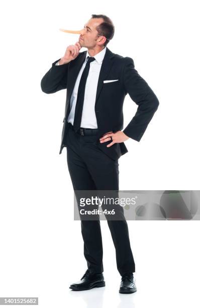 homem caucasiano em pé na frente do fundo branco vestindo roupas de negócios - big nose - fotografias e filmes do acervo