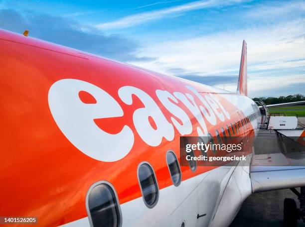 easyjet flight boarding - easyjet stock pictures, royalty-free photos & images