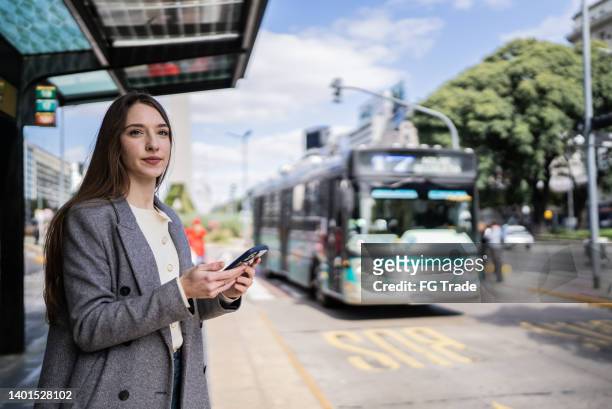 バス停で待っている若い女性 - public transport ストックフォトと画像