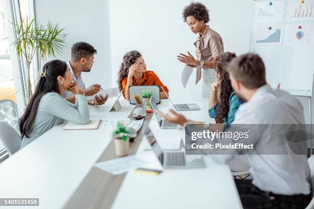 disagreements in the office - stress management stockfoto's en -beelden