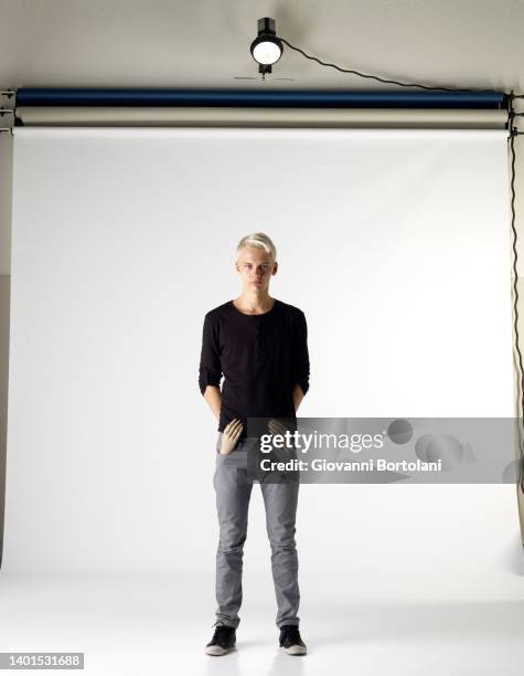 man in the photo studio, with his hands in his pockets - artists model stock photos et images de collection