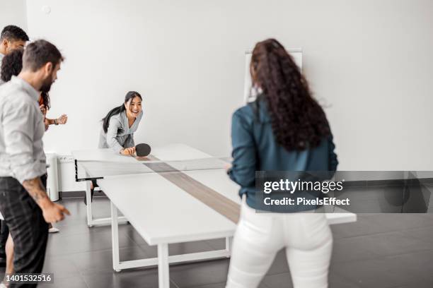 geschäftsleute, die tischtennis tischtennis spielen - women's table tennis stock-fotos und bilder