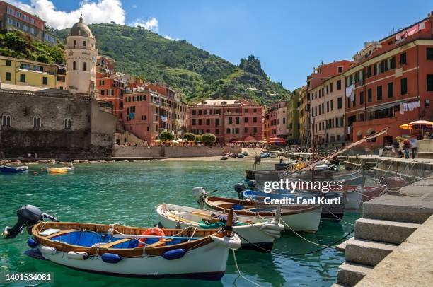 bootsanlegestelle vernazza, cinque terre - vernazza stock-fotos und bilder