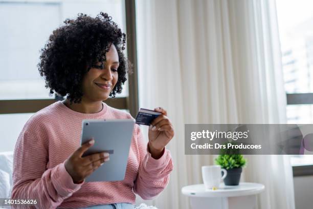 black woman shopping online - paying with credit card bildbanksfoton och bilder