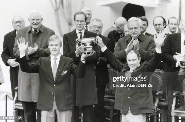 Le pilote Ari Vatanen et son co-pilote Terry Harryman tiennent la coupe du rallye de Monte-Carlo devant le Prince Rainier et le Prince Albert le 1er...