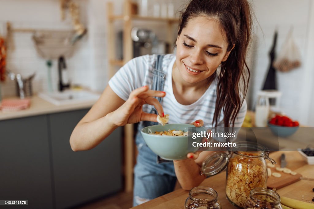 Lassen Sie mich diese wunderschöne Schüssel Müsli probieren