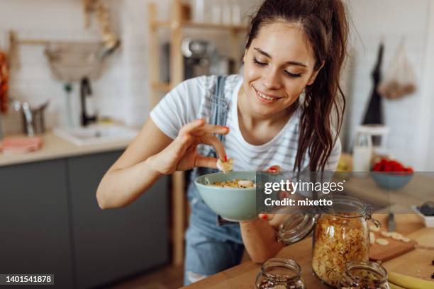 let me taste this gorgeous bowl of cereal - koken eten koken stockfoto's en -beelden