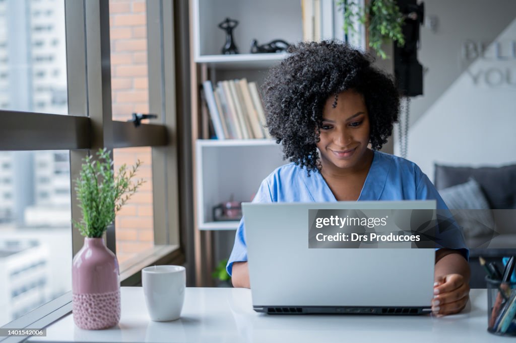Krankenschwester in Absprache per Videoanruf
